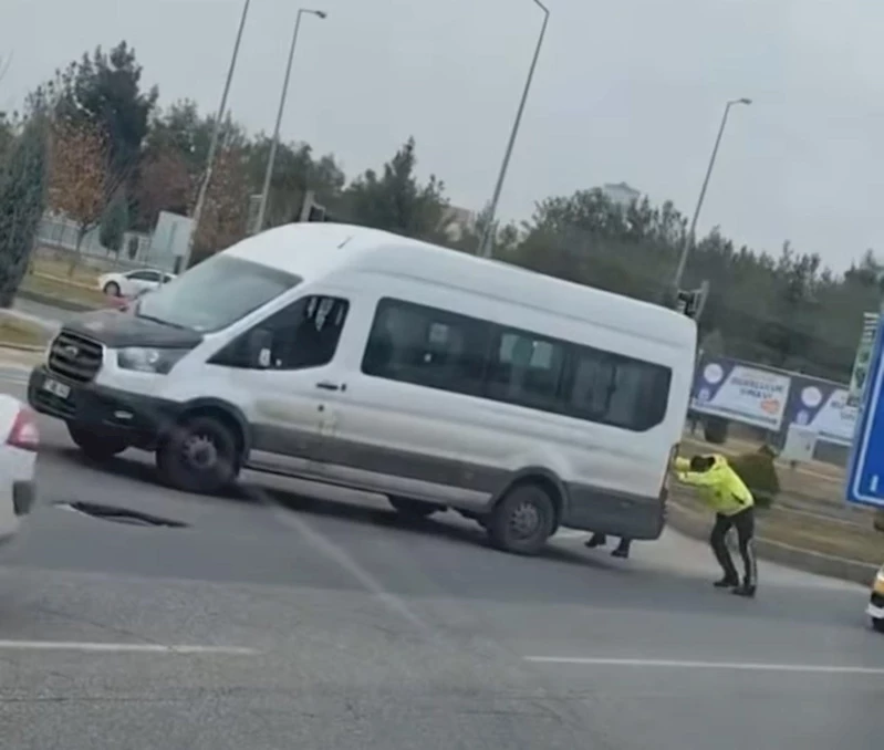 Trafik polisleri arızalanan minibüsü itti