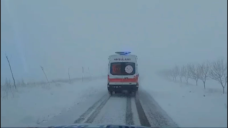 Evinde rahatsızlandı, kar nedeniyle kapanan köy yolu açılarak hastaneye ulaştırıldı