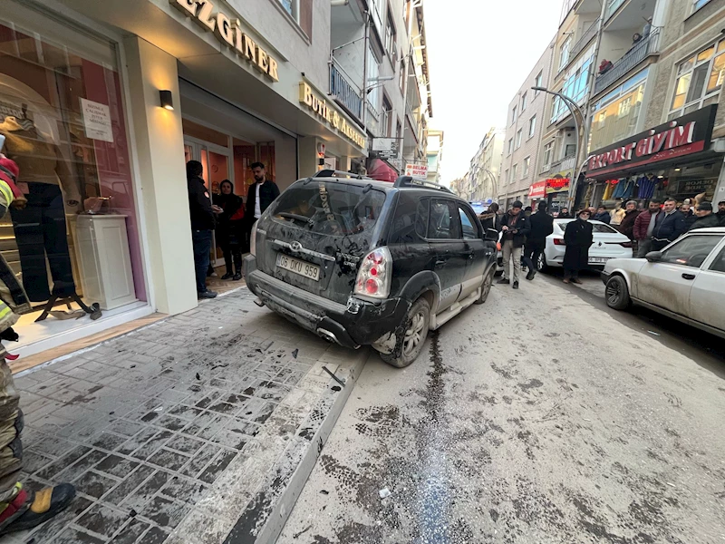 İleri yerine geri vitese aldığı cipiyle yayaya, park halindeki otomobile ve dükkana çarptı