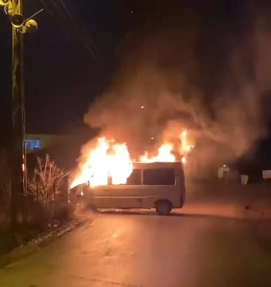 Amasya’da seyir halindeyken alev alan minibüs yandı