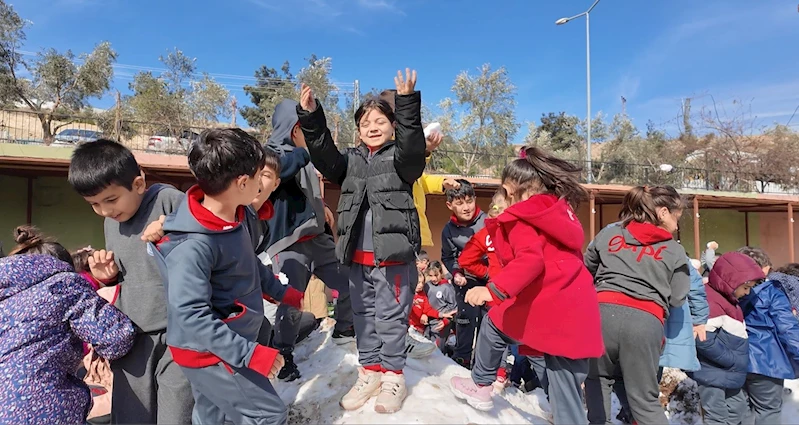 Hatay’da öğrencilerin isteği üzerine okul bahçesine kar getirildi