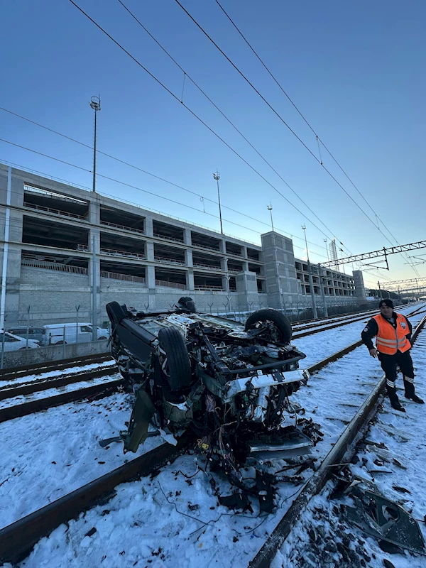 Gemiden indirilen sıfır araç, tren yoluna düştü / Ek fotoğraflar