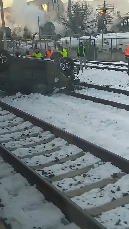 Gemiden indirilen sıfır araç, tren yoluna düştü