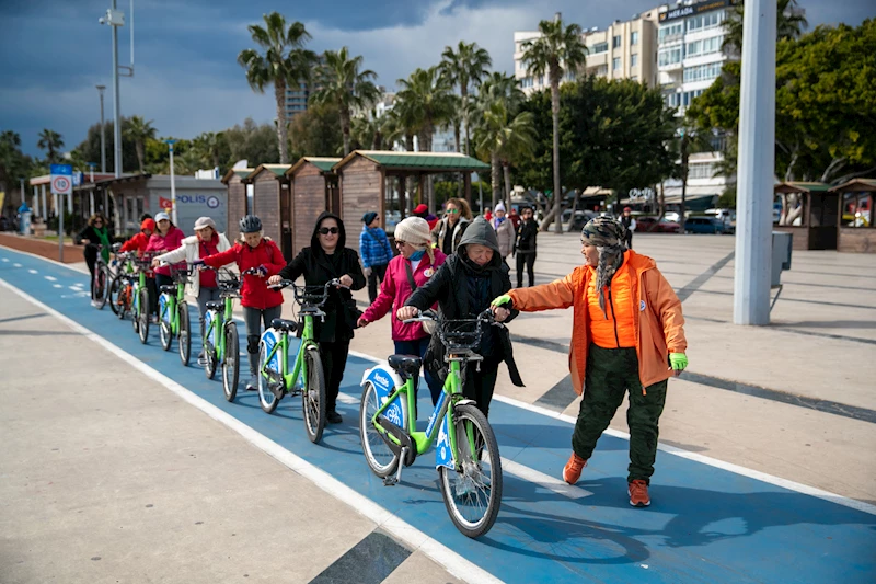 Mersinli kadınlar Büyükşehir’le hayatı pedallıyor