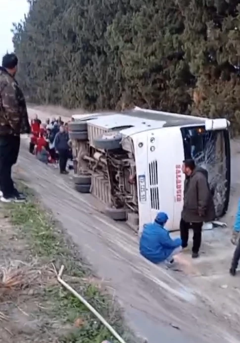 Kontrolden çıkan midibüs devrildi: 10 hafif yaralı