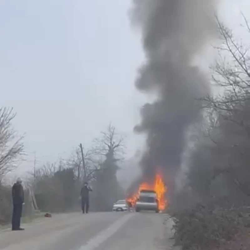 Hareket halindeyken alev alan otomobil, kullanılamaz hale geldi