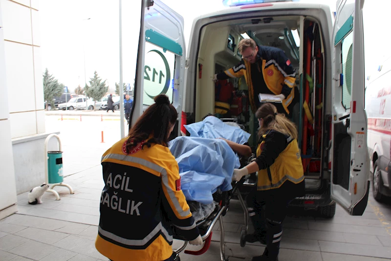 Kardeşi ile yeğenini bıçaklayıp polise teslim oldu 