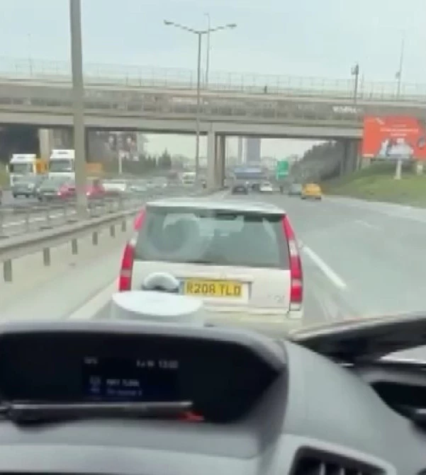 İstanbul - Yabancı plakalı araç ambulansa yol vermedi, sürücü 