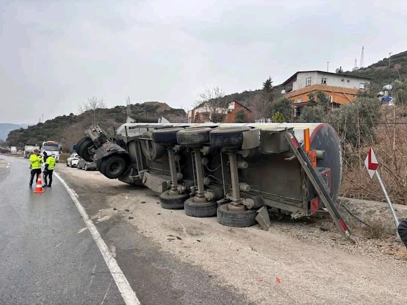 Osmaniye’de akaryakıt yüklü tanker devrildi, sürücü yaralandı