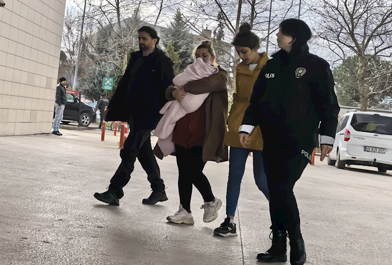 Birinin kucağında bebek olan 2 hırsızlık şüphelisi girdikleri dairede yakalandı