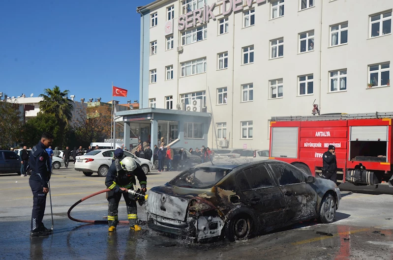 Hastane otoparkındaki otomobil yandı 