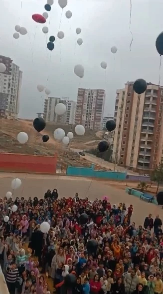 Mardin’de, depremde hayatını kaybedenler için gökyüzüne balon bırakıldı