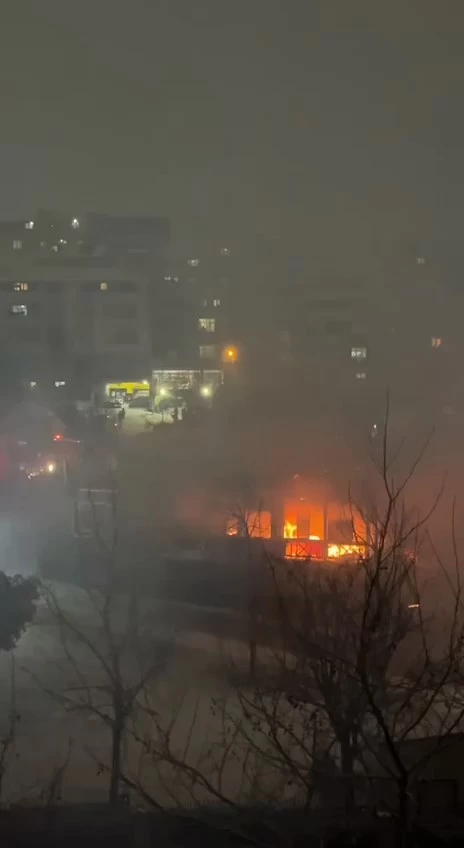 İstanbul - Esenyurt’ta park içerisinde bulunan kafeterya alev alev yandı