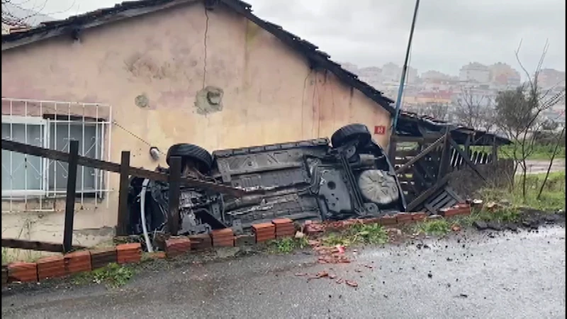 İstanbul- Ataşehir yokuştan kayan cip bir evin bahçesine düştü 