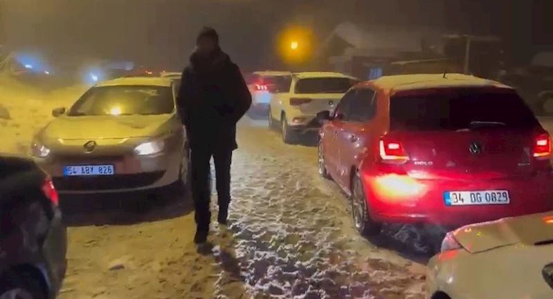 Kartepe Kayak Merkezi yolunda kar ve kazalar nedeniyle uzun araç kuyruğu oluştu