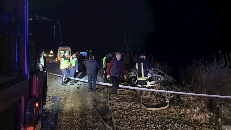 Nikahtan dönenlerin içerisinde bulunduğu otomobil, başka bir otomobille çarpıştı: 1 ölü, 7 yaralı