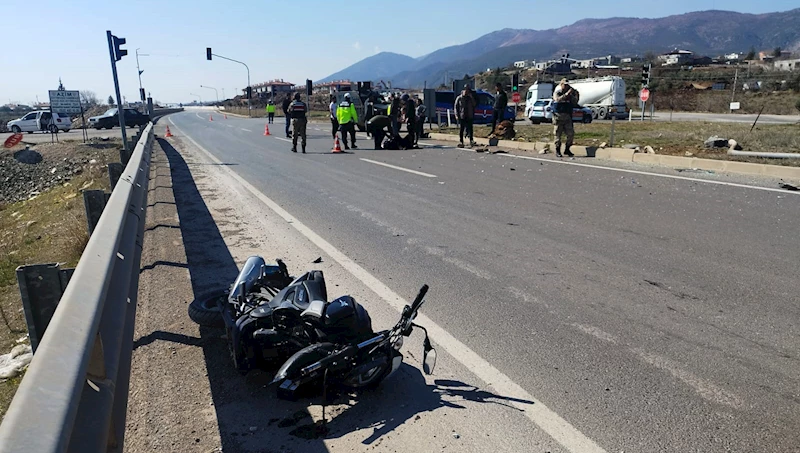 Gaziantep’te otomobil ile motosiklet çarpıştı:3 yaralı