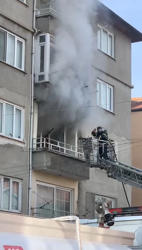 Ev yangınında futbol antrenörü öldü