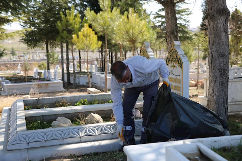 Eskişehir’deki mezarlıklarda bayram hazırlığı