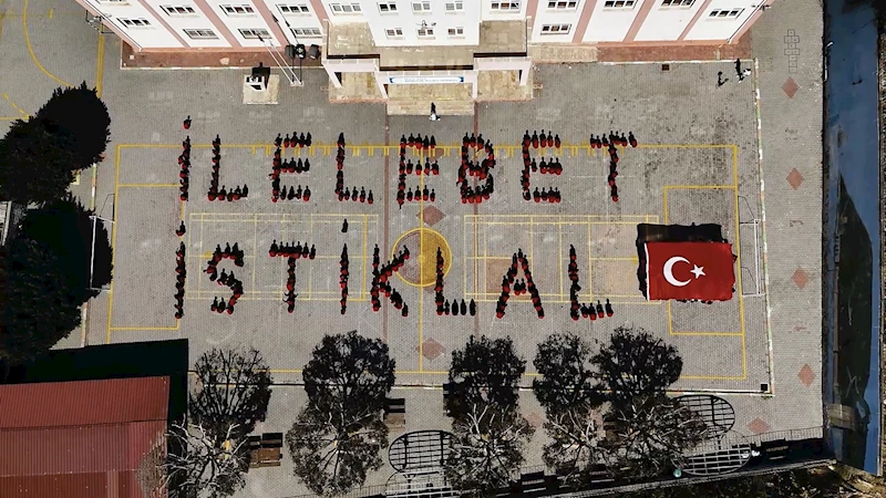 300 öğrenciden İstiklal Marşı