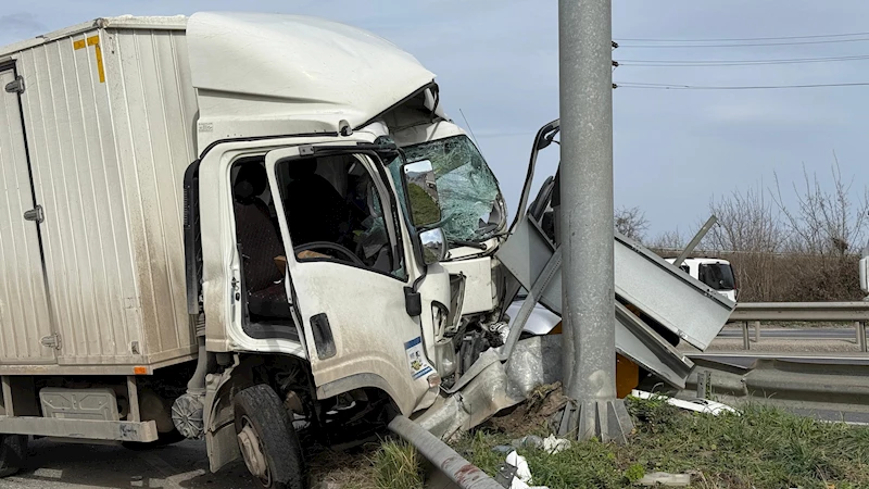 Kamyonet yön tabelasına ok gibi saplandı: 2 yaralı