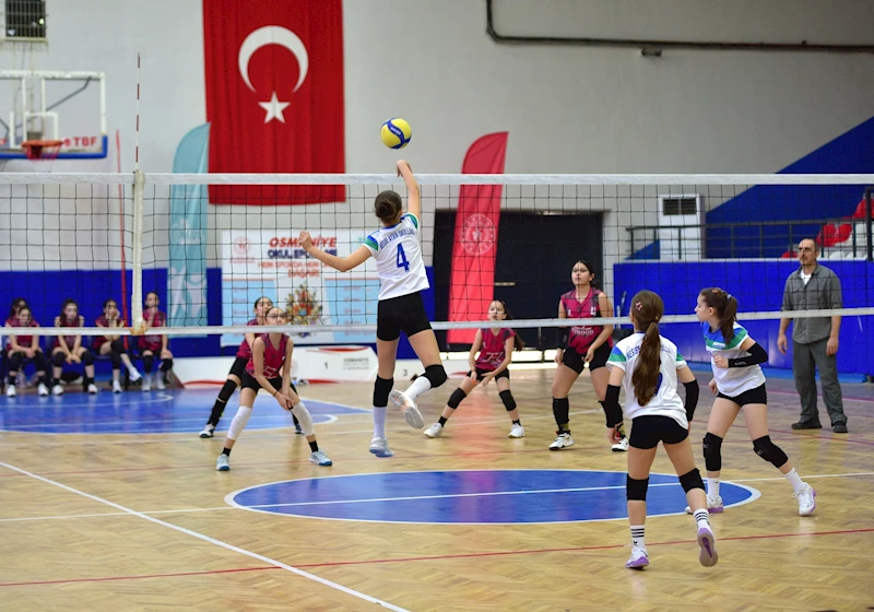 Okul sporları voleybol yıldızlar yarı final müsabakaları tamamlandı