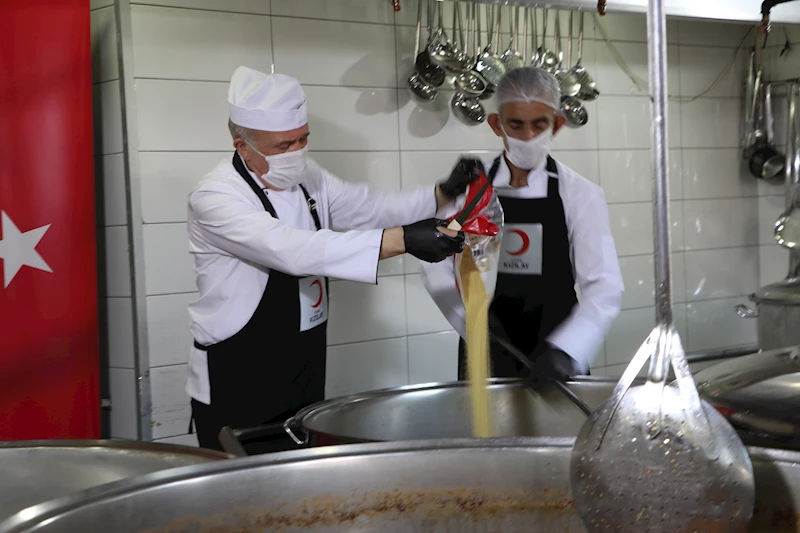 Türk Kızılay Başkanı Meriç, asırlık aş ocağında yemek pişirdi