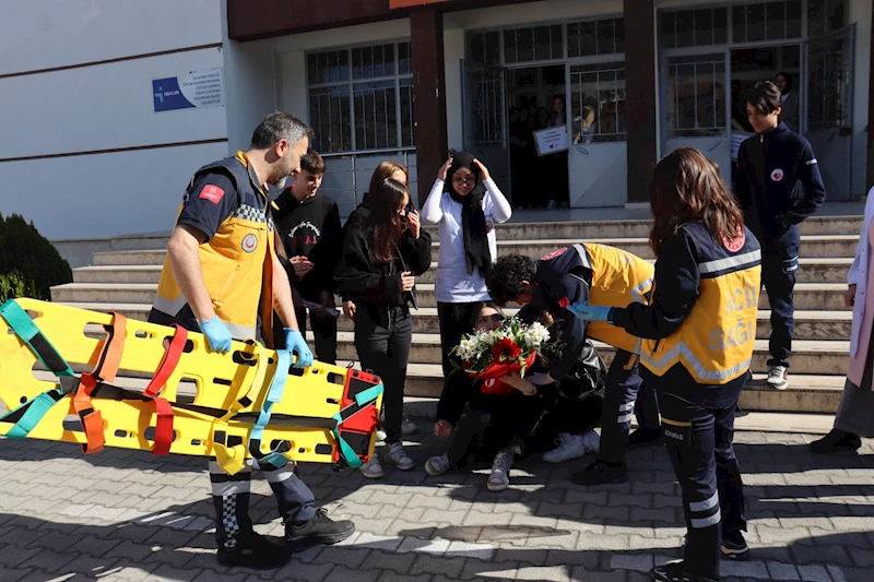 İhbara giden sağlık ekiplerine sürpriz kutlama