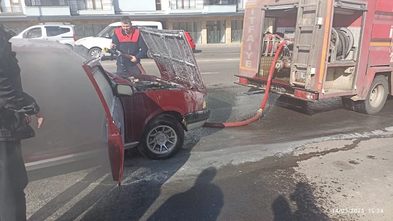 Bingöl’de otomobildeki yangını itfaiye söndürdü