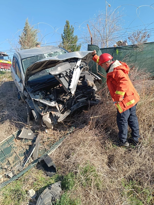 Kontrolden çıkarak şarampole devrilen otomobilin sürücüsü yaralandı 