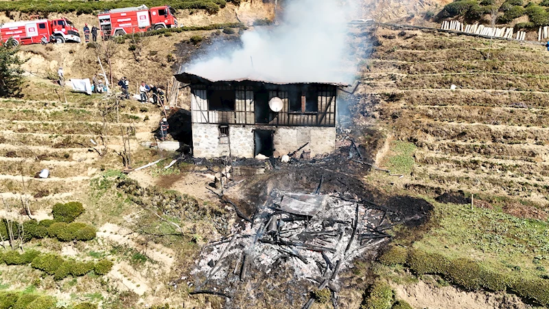 Samanlıktaki yangın eve sıçradı, 2 kişi dumandan etkilendi