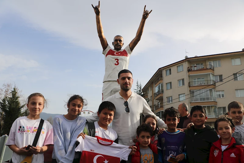 Merih Demiral, Bolu’daki heykelini ziyaret etti