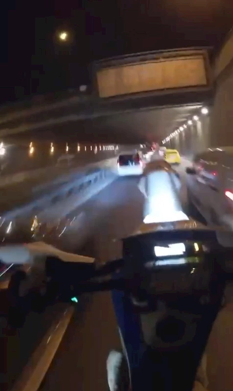 Trafikte motosikletiyle tek teker üzerinde ilerledi