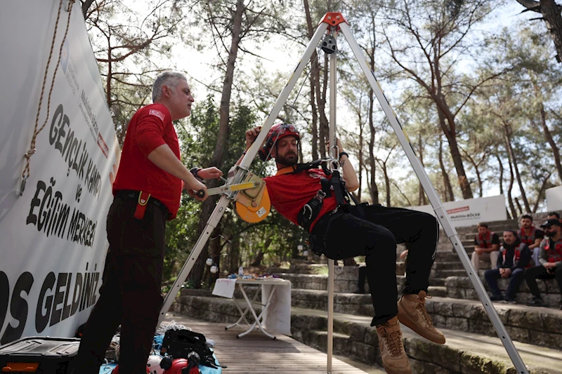 Gençlik kampında arama kurtarma gönüllülerine eğitim kampı 