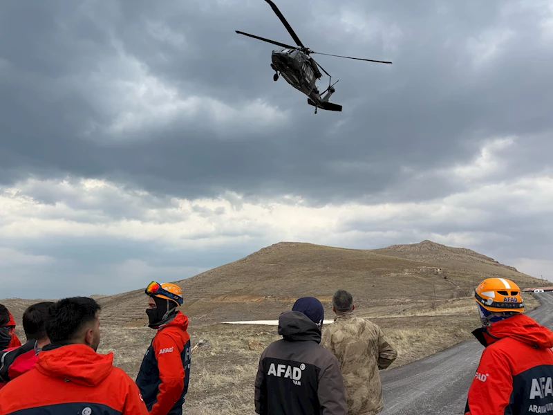 Askeri helikopter, ayağı kırılan dağcı için havalandı