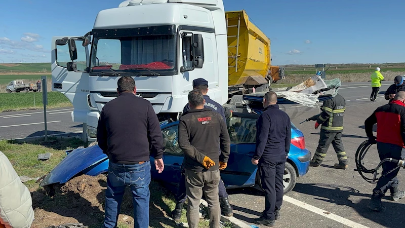 Hafriyat kamyonu ile çarpışan otomobilin sürücüsü ve oğlu yaralandı