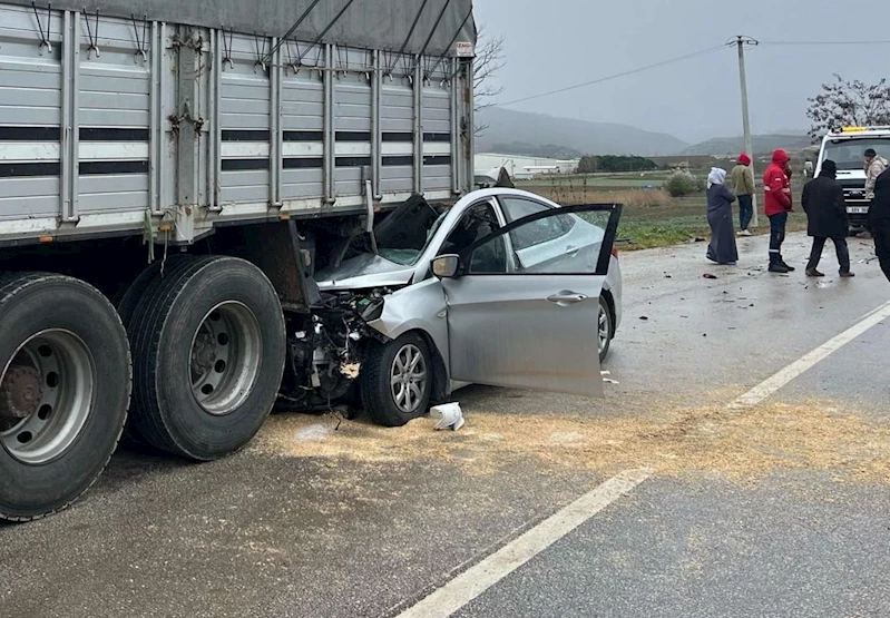 Otomobil, kamyonun altına girdi: 1 ağır yaralı