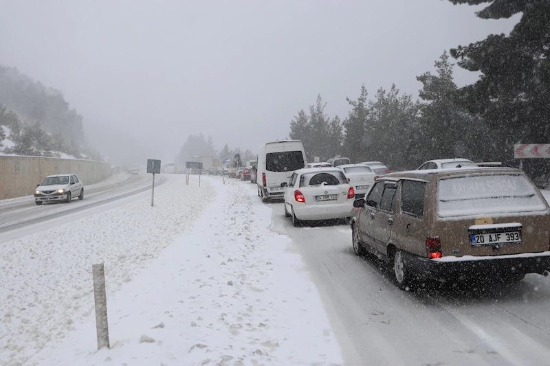 Denizli-Antalya kara yolunda trafik, kar yağışı nedeniyle durma noktasına geldi