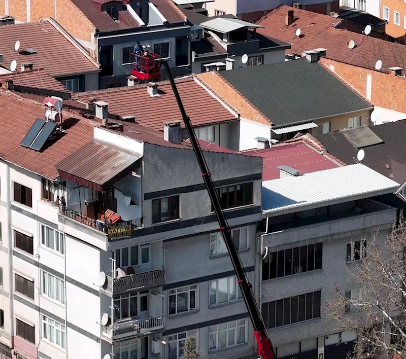 Vincin sepetine binip, 26 metre yükseklikte saç tıraşı yaptı