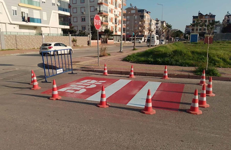 Konyaaltı’nda yol ve okul çizgisi yenileniyor