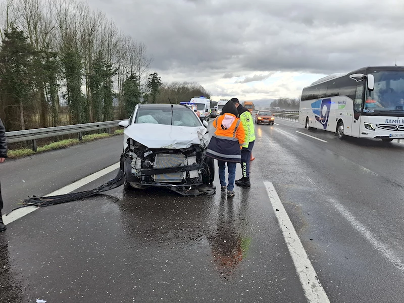 Otoyolda cip ile otomobil çarpıştı; 2 yaralı