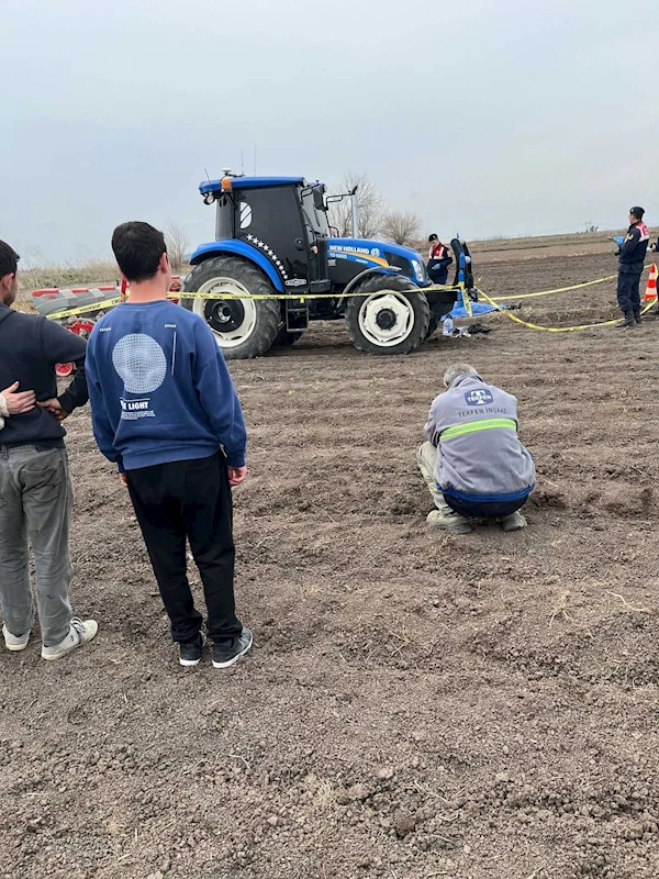 Traktöre takılı tarım makinesinin altında kalan çiftçi öldü