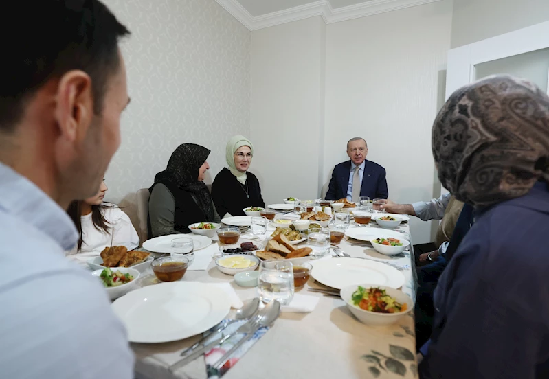 Cumhurbaşkanı Erdoğan ile eşi Emine Erdoğan, vatandaşın evinde iftar yaptı