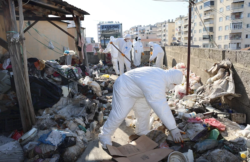 Mersin’de çöp evden 10 ton çöp çıkarıldı 