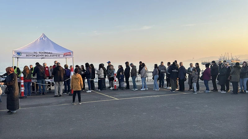 Tekirdağ’da 5 bin kişinin katıldığı iftar etkinliğinde uzun kuyruklar oluştu