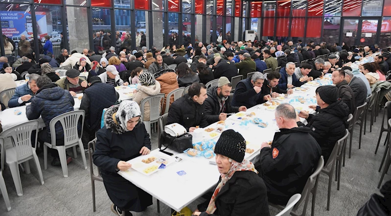 Osmangazi Belediyesi, 7 farklı noktada kurulan sofralarda vatandaşlara iftar veriyor