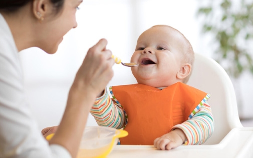 Ek Gıdaya Geçiş Döneminde Bebeklerin Beslenmesi: İpuçları ve Öneriler